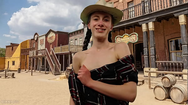 Nonton She Shows You Her Tits In Country Style thumbnail