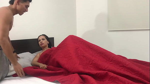 Mi Hermanastra Me Espia Escanso Ella Entra A Mi Habitacion Y Me Folla Muy Rico thumbnail