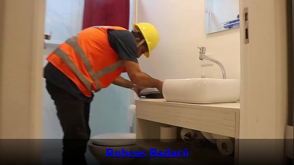 Chamei o encanador para consertar o vazamento do banheiro o safado me fodeu com o capacete e tudo video completo no red sheer