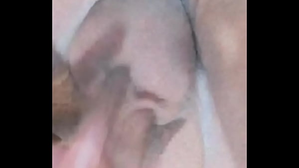 Me masturbo y humedezco mi agujero rico y apretado 