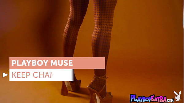 Nonton Cute Nude Muse Posing To Show Her Sexy Tattoos And Piercings For Playboy thumbnail