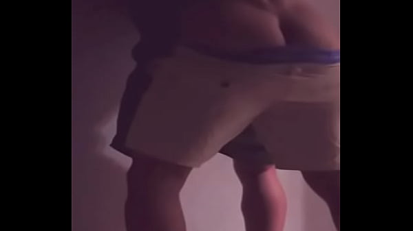 Play MP4 - Mi &lpar;U&Ntilde;4D0 ME FOLLA A ESCONDIDAS MIENTRAS TODOS VEN NETFLIX