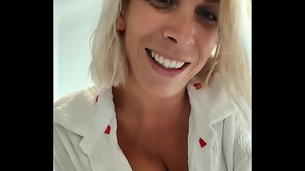 Play MP4 - Je suis dans la maison de vacances avec mes parents&comma; et qui vient nous rejoindre&period;&period;&period;