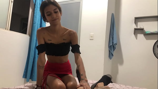 Estoy Solo En Mi Cuarto Y Mi Hermanastra Entra Y Me La Follo thumbnail
