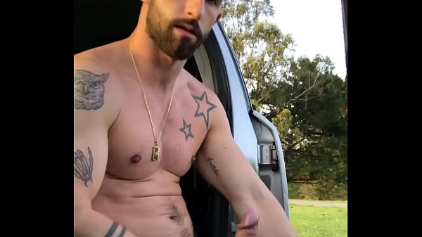 Aingeru socando uma punheta gostosa no meio do mato 