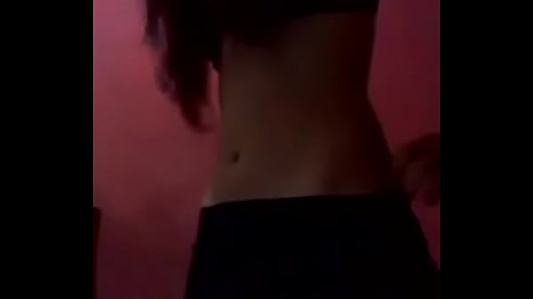 Jovencita ense&ntilde;ando