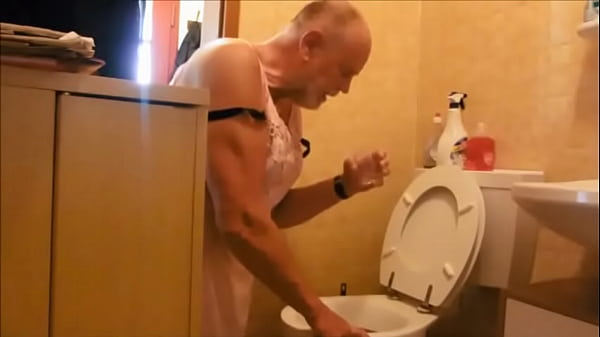 notgeiler Transenopa - Morgentoilette in der Toilettensch&uuml_ssel