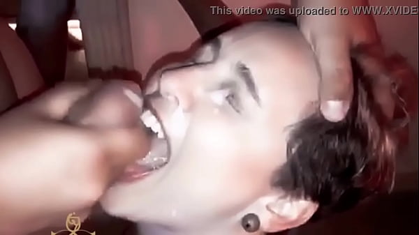 O neg&atilde;o n&atilde;o resistiu e gozou no meu rostinho 