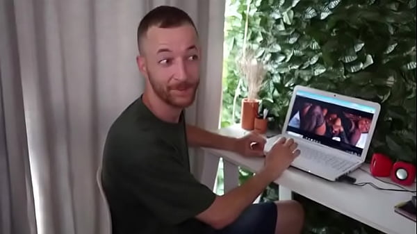 Nonton Twin Brothers Swap Places And Have Sex With A Blindfolded Hottie.irm&atilde;os G&ecirc;meos Trocam De Lugar E Transam Gostosa V ... thumbnail