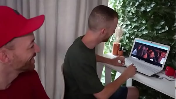 Twin brothers swap places and have sex with a blindfolded &atilde;os g&ecirc;meos trocam de lugar e transam com gostosa v