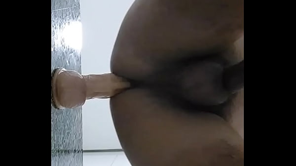 Ladysilva Shemale teen fazendo um anal sex com seu dildo novo na bunda 