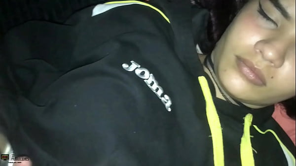 Play MP4 - Aprovecho que mi hermanastra esta acostada para ponerle unas esposas y convencerla de que me saque la leche