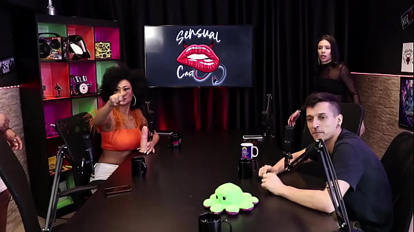 Play MP4 - Gostosa se anima pra beijar o Senhor Black&comma; e sua esposa n&atilde;o perde tempo - Dieni Ga&uacute;cha e Pedro Albuquerque