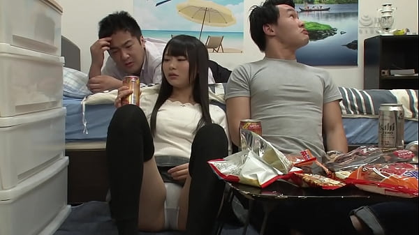 友達の妹と秘密の肉体関係！男友達と集まって飲み会をしていたら友達のソソる妹が乱入！泥酔しきった妹は密着してきて･･･みんなにバレないように勃起したチ○ポを取り出してフェラ！？兄がすぐ近くで寝ているのに積極的におねだりする妹に我慢の限界！ thumbnail