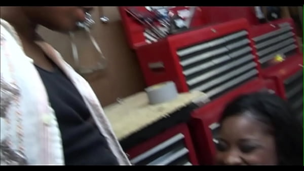 Ebony whore couldnt pay to get her car fixed so she gave up some pussy 
