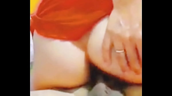 Play MP4 - A enteada safada de saia senta nas pernas do padrasto e ele n&atilde;o resiste &agrave; tenta&ccedil;&atilde;o&comma; levanta sua saiacoloca ela para sentar sem calcinha&period;