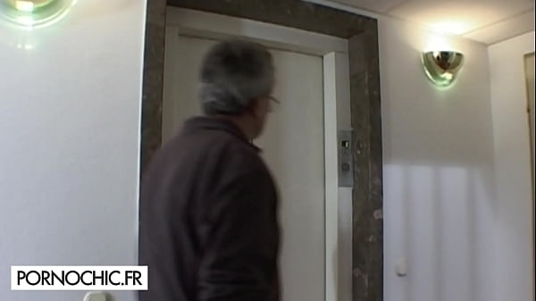 Nice brunette fuckedat the office in a high voltage_room