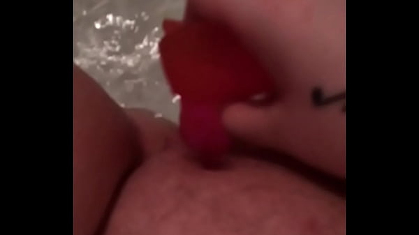 BBWAmateurDildo Fucking in Bathtub