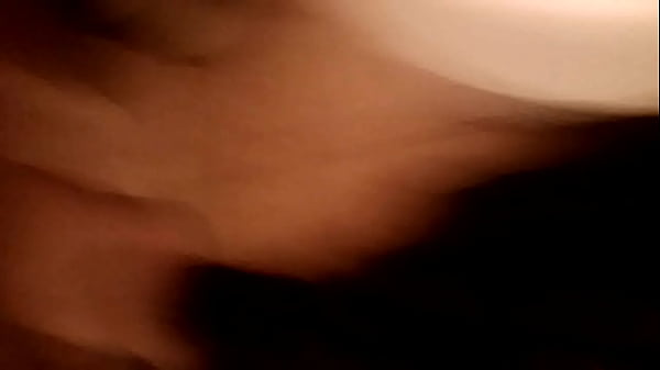 girl plays w pissing pussy 