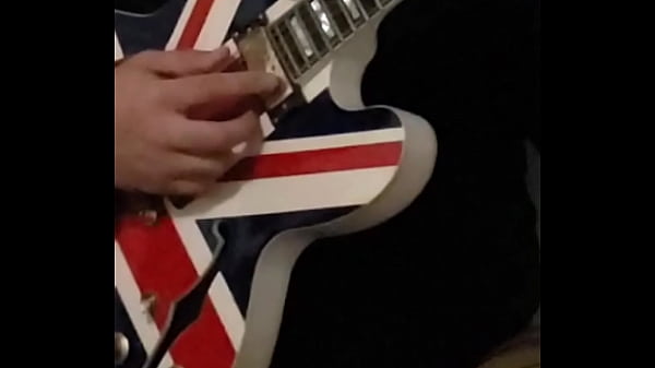 How to tune a guitar