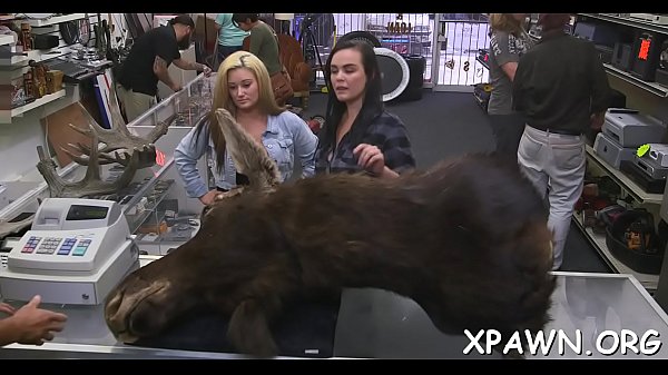 Beautyis opening up her body_to have_non professionalsex in_shop