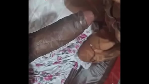 Essa safada falou que gosta de ser arrebentada por rola grande grossa e preta