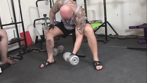 Play MP4 - Amateur video while I train my m&period; makes a pump