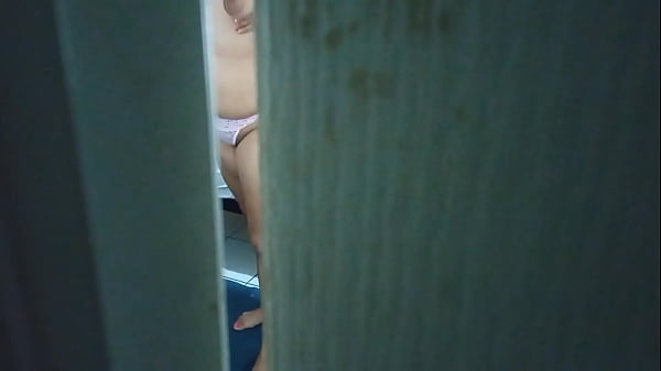 Espiando a mi prima se masturba y hace videollamada con su novio al final seda cuenta