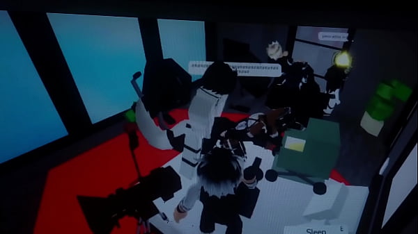 FURRITA_CACHONDAES FOLLADA POR_ALBINO EN LA CAMA MIENTRAS OTROSLO GRABAN Y OBSERVAN