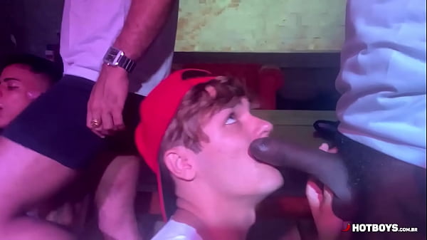 Play MP4 - 2 novinhos dando para os pais dotados - suruba