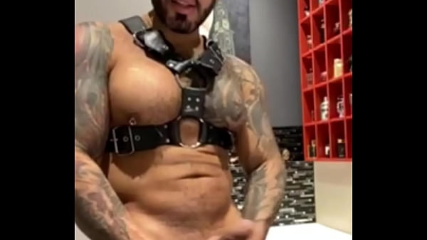 Play MP4 - BBC wants to get into your holes VIKTOR ROM FLEXING BIG MUSCLE MAN LATINO TATTOOED