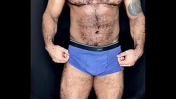 Homem Negro E Peludo Flexionando Os Musculos Meu Pau Em Camera Lenta thumbnail