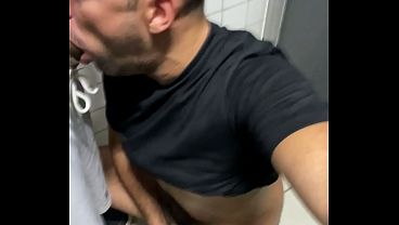 Mavambo Mamador De Rolas No Banheiro Publico Me Pegou De Jeito. thumbnail