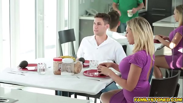 Kagney Linn Karter gets her pussy lick by Brad 