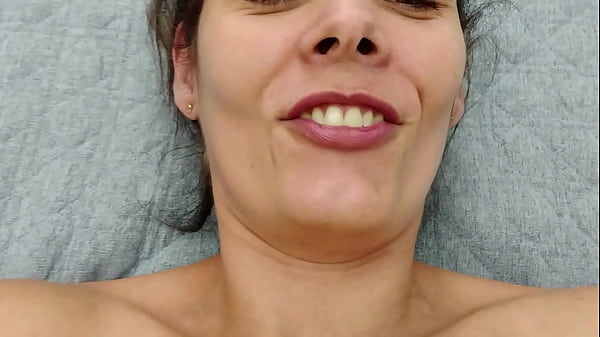 Play MP4 - Casada tirou a camisinha do meu pau e mandou eu meter no pelo e gozar dentro pra levar pro corno limpar