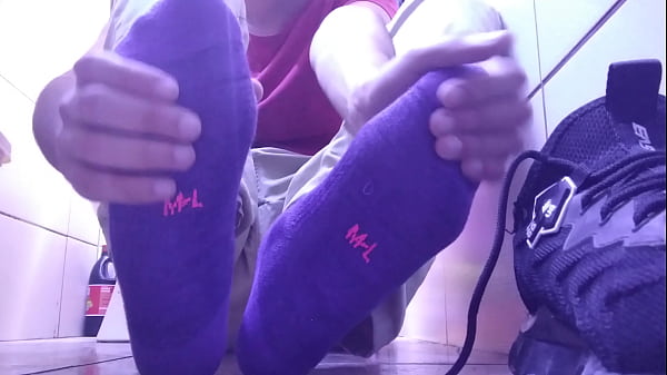 Play MP4 - SHOWING MY DIRTY SNEAKERS AND MASSAGING MY SWEATY FEET