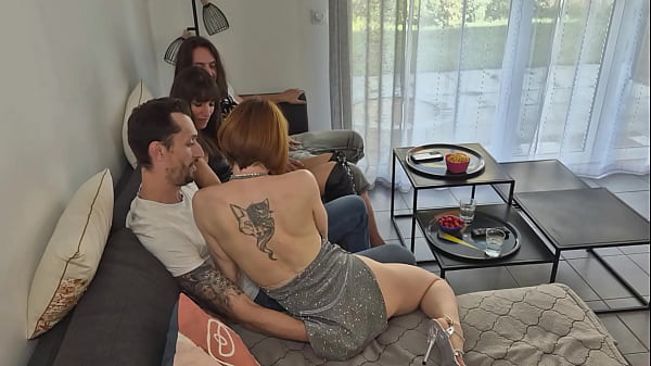 Deviens le voyeur de notre apr&egrave;s midi libertine &agrave; 4 on prend un petit ap&eacute;ro 