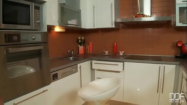 Nonton Serving Feet In Her Kitchen! thumbnail