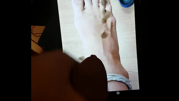 Play MP4 - Amateur wife gets another tribute