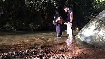 PRIMERA PARTE salgo a explorar la naturaleza encontr&eacute; un chico y le pido que me folle el culo y me da una rica follada y su leche tiene un sabor delicioso 