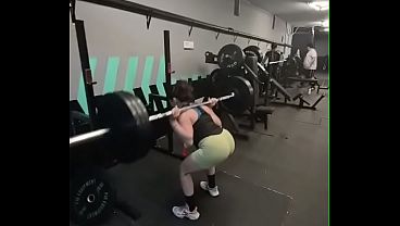 Entrenando glú_teos en el gym