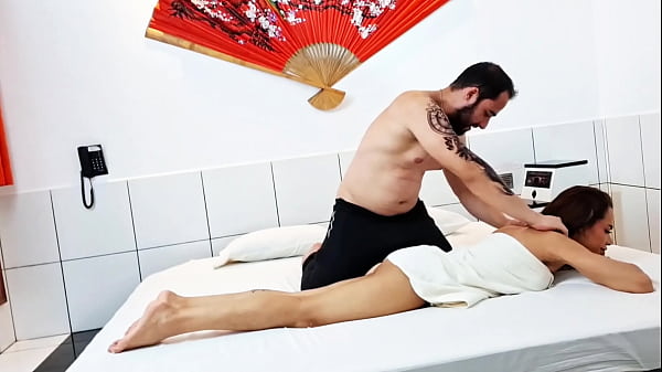 ERA PARA SER SO UMA MASSAGEM MAS ME ACABEI NO CU DESSA GATA