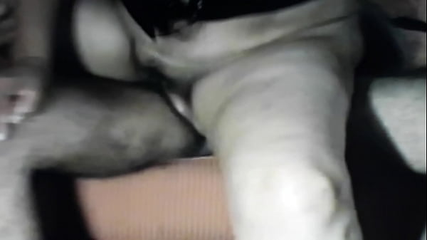 Coroa sentando no pauzudo e rebolando