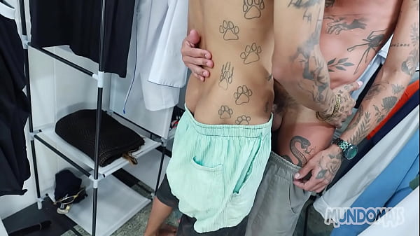 Play MP4 - O Closet da minha empresa d&aacute; foder gostoso escondido&excl;