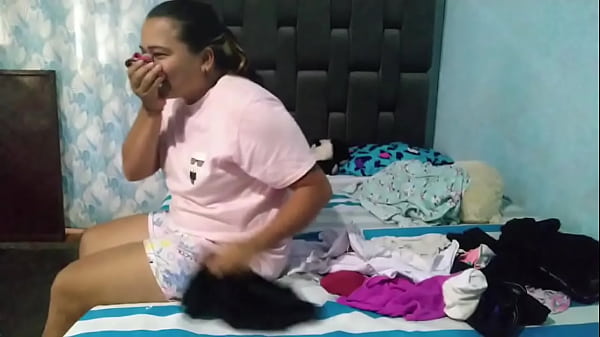 Descubro A Mi Madrastra Oliendo Mi Ropa Interior Mientras Se Toca Las Tetas, Voy Y Le Ayudo Coloc&aacute;ndola A Chupar Co&ntilde;o thumbnail