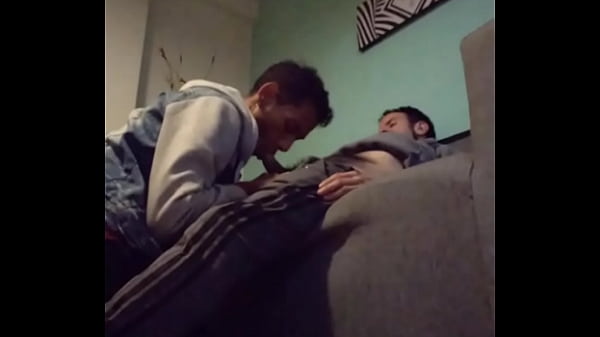 Se La Chupo La Verga A Este Tipo En El Sof&aacute;, Y En El Final... thumbnail