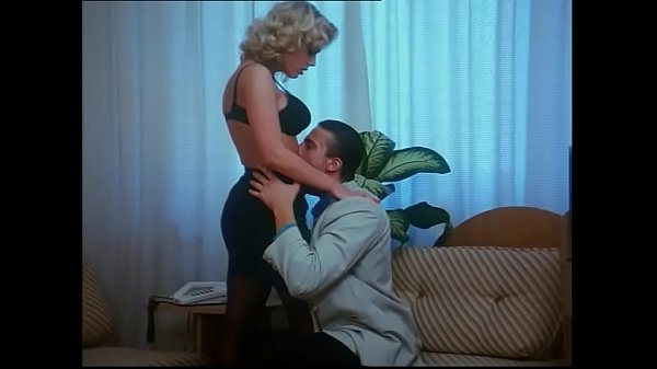 Kelly trump in lezioni anali per nuove generazioni di porcelline lei &egrave; la vera regina dell'anal