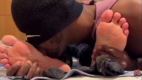 Chupando Os P&eacute;s Suados Do Macho Heterossexual thumbnail