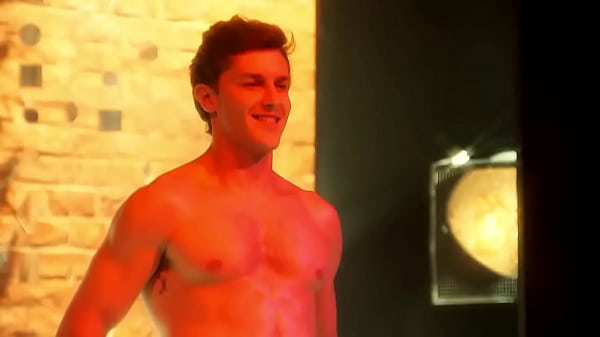 Ator Klebber Toledo tirando a roupa e fica de sunga 