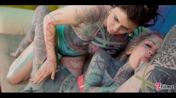 Inked-up Guy Threesome Alternative Babes Share His Dick 